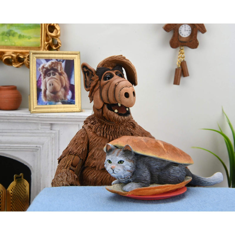 NECA Ultimate Alf 7″ Scale Action Figure with cat and bun
