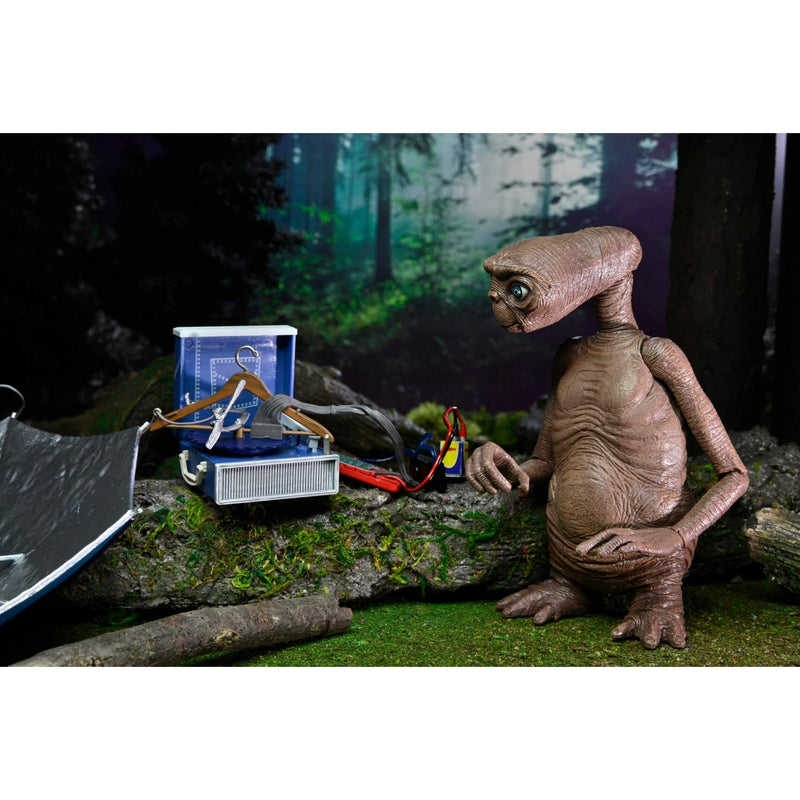 NECA 40th Anniversary Deluxe Ultimate E.T. with LED Chest 7″ Scale Action Figure with communicator