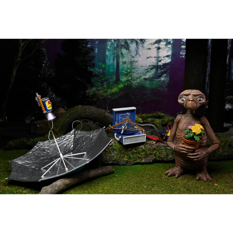NECA 40th Anniversary Deluxe Ultimate E.T. with LED Chest 7″ Scale Action Figure with communicator and holding plant