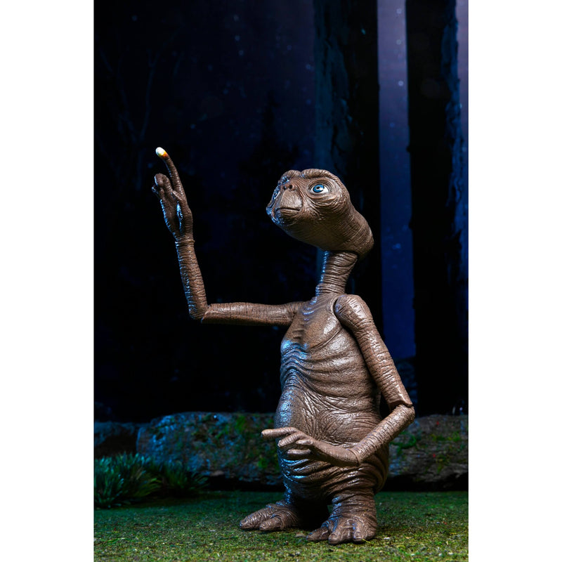 NECA Ultimate E.T. The Extra-Terrestrial 40th Anniversary 7″ Scale Action Figure looking up