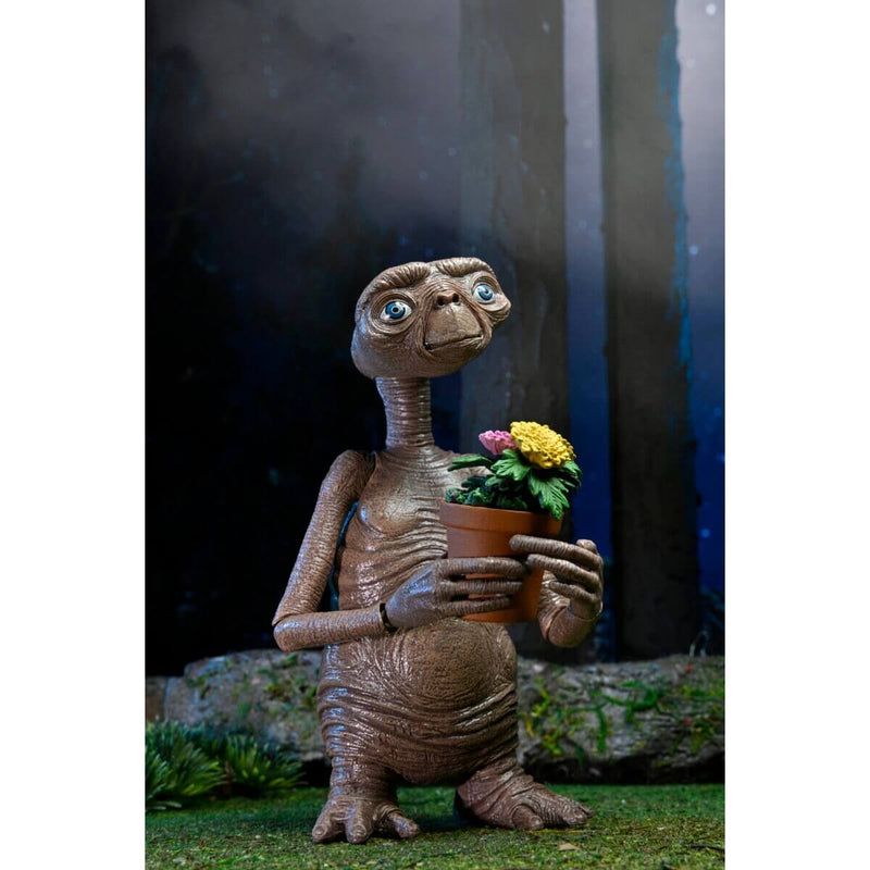 NECA Ultimate E.T. The Extra-Terrestrial 40th Anniversary 7″ Scale Action Figure holding potted plant accessory